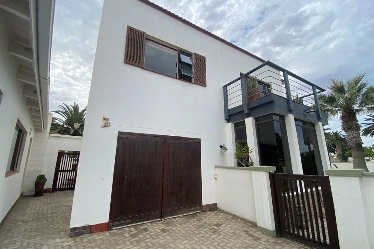 HOUSE WITH 2 FLATS FOR SALE IN VINETA, SWAKOPMUND, NAMIBIA - Photo 2
