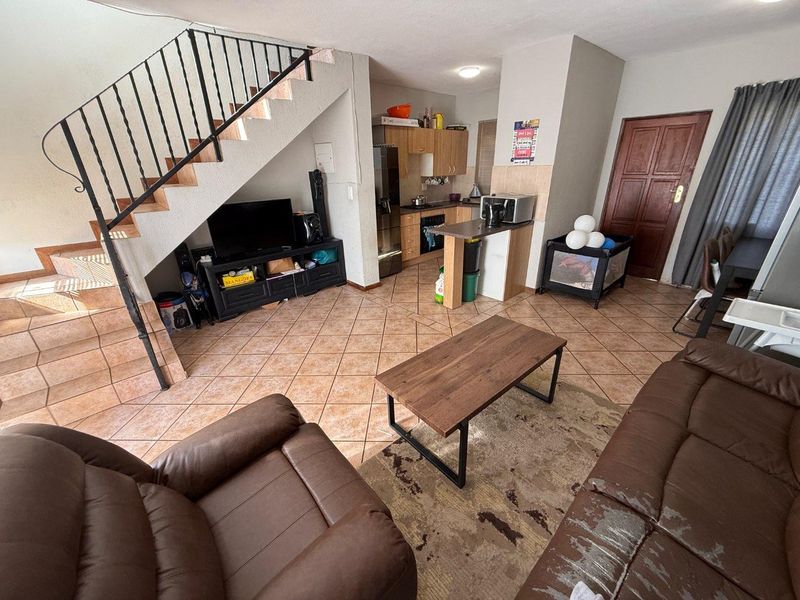2-Bedroom Townhouse with Private Garden – Lock-Up Garage - Photo 4