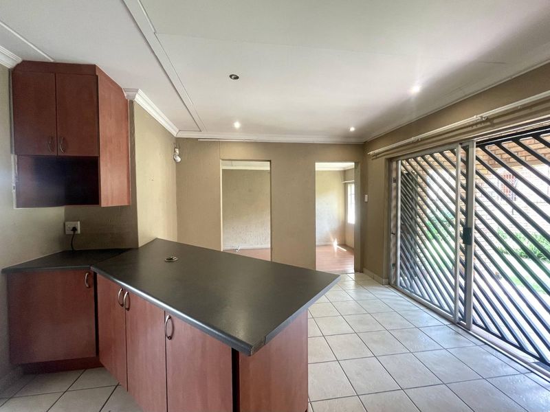 Lock-Up-&-Go Investment Gem in Established Estate | 2-Bed + Loft - Photo 3