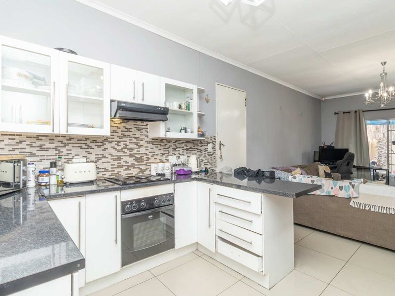 Pet friendly townhouse located close to Northgate - Photo 3