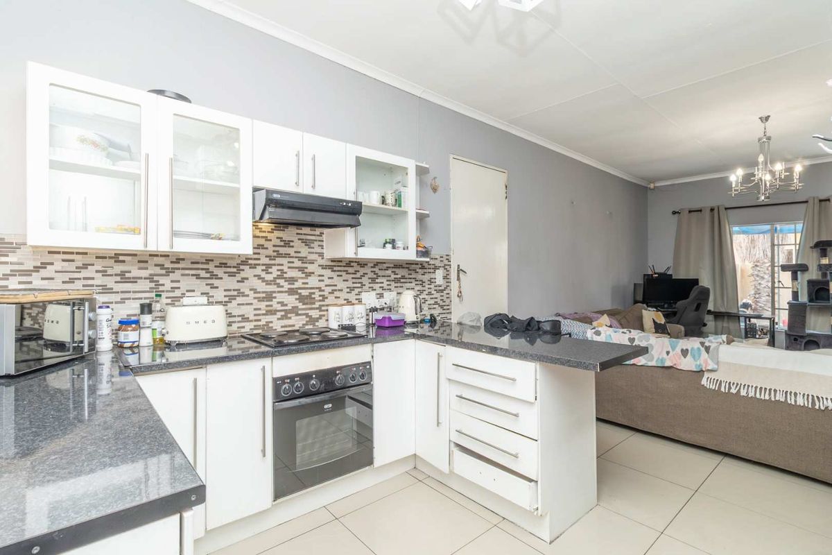 Pet friendly townhouse located close to Northgate - Photo 3