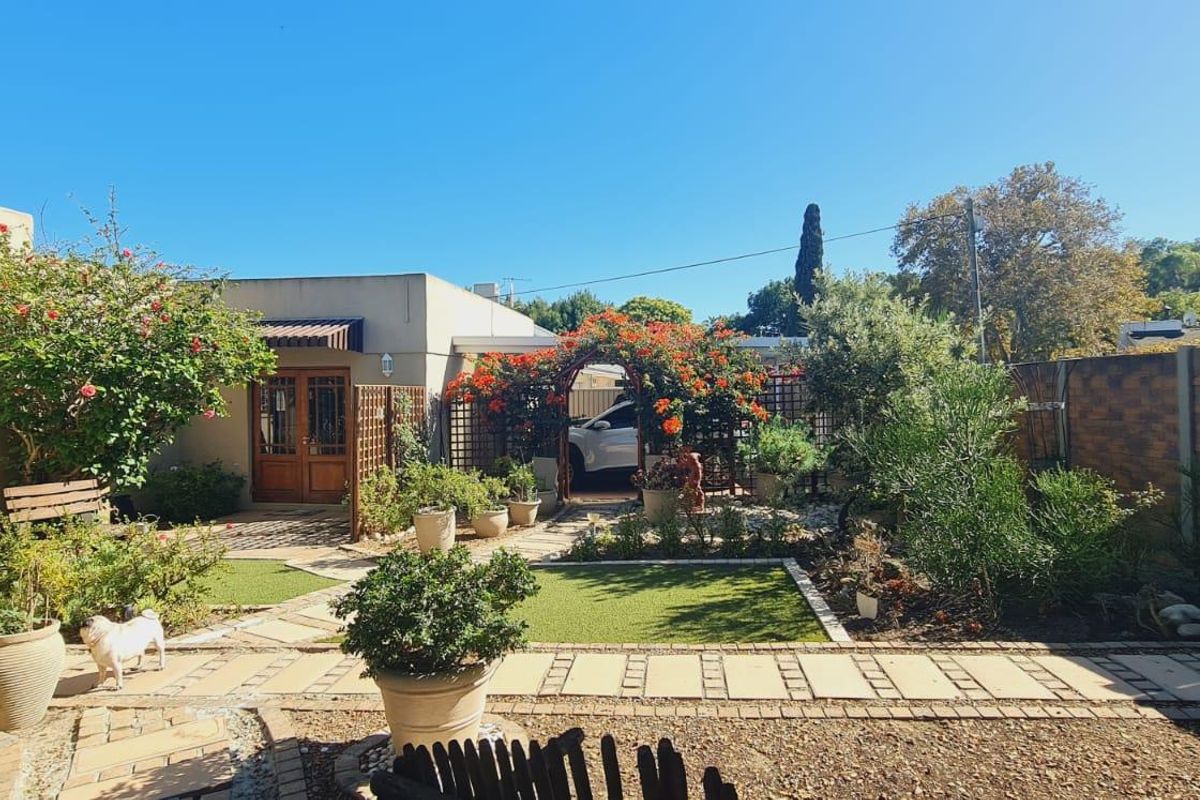 Magnificent Family home with Dual living options - Photo 3