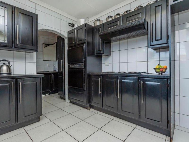 Exceptional 4-Bedroom Family Home with 2 Cottages, Income Potential & Entertainment Paradise for Sale in Germiston - Photo 6