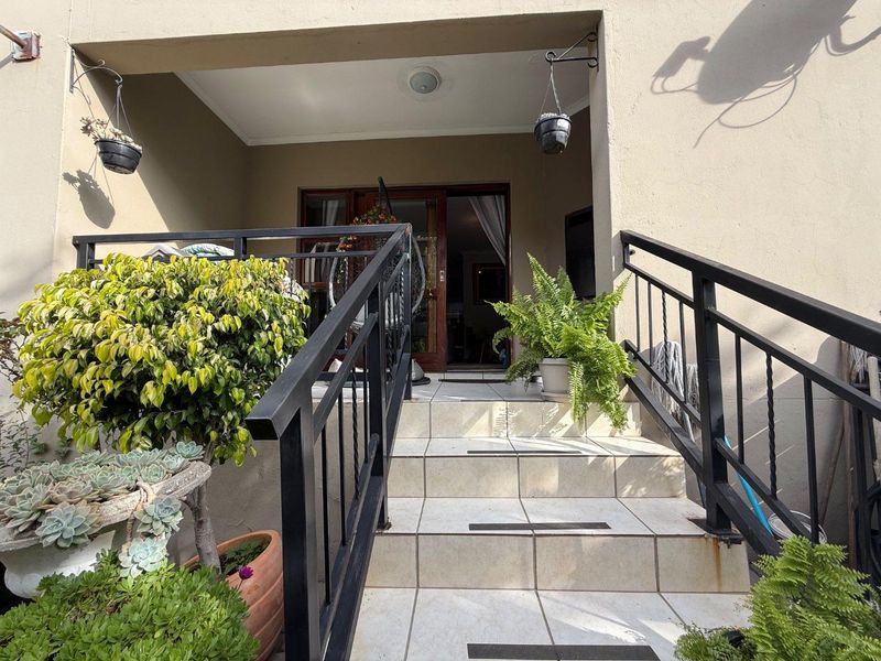 Secure, Cozy & Pet Friendly: Your Ideal Home in a Prime Location! - Photo 3