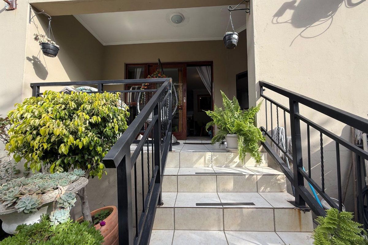 Secure, Cozy & Pet Friendly: Your Ideal Home in a Prime Location! - Photo 3