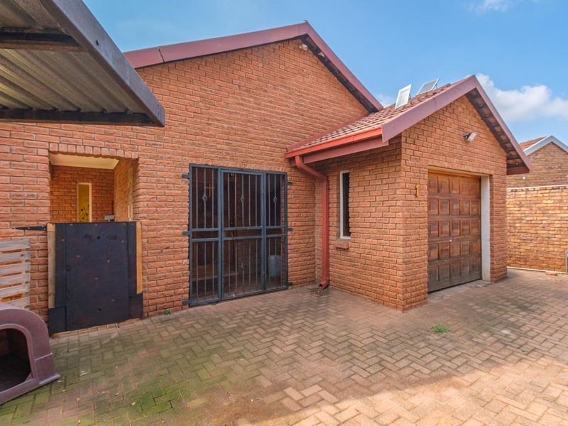 Klinker Brick, lock up and go, in a great location. - Photo 5