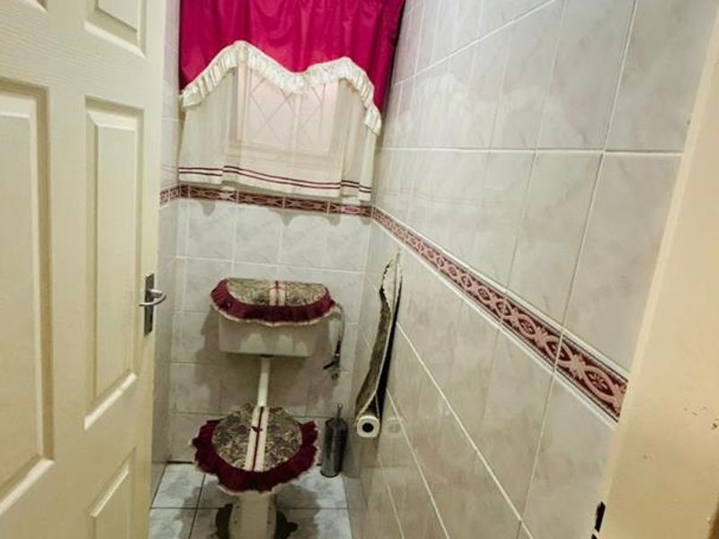 4 bedroom House with 2 bathrooms( en suite plus normal) at Newlands West - Photo 8