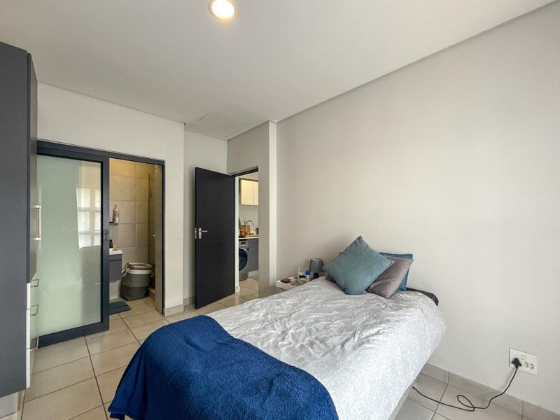 Modern City Gem | Perfect Starter, Stylish Living, Prime Location - Photo 5