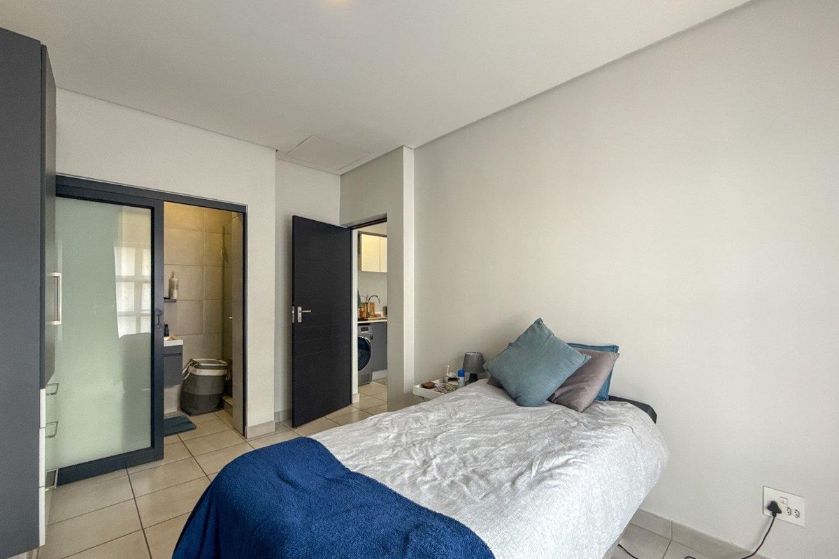 Modern City Gem | Perfect Starter, Stylish Living, Prime Location - Photo 5