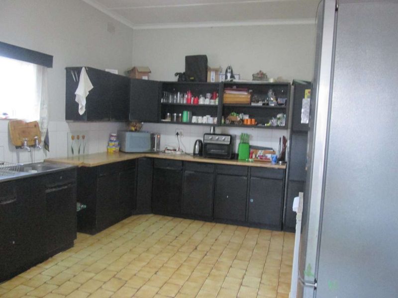 BEAUTIFUL [3] THREE BEDROOM HOUSE FOR SALE IN MOUNTAIN VIEW PRETORIA  BARGAIN - Photo 2