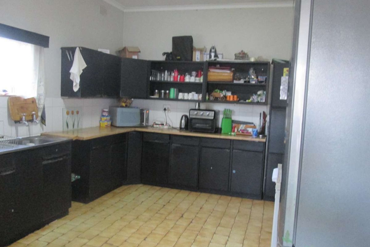 BEAUTIFUL [3] THREE BEDROOM HOUSE FOR SALE IN MOUNTAIN VIEW PRETORIA  BARGAIN - Photo 2