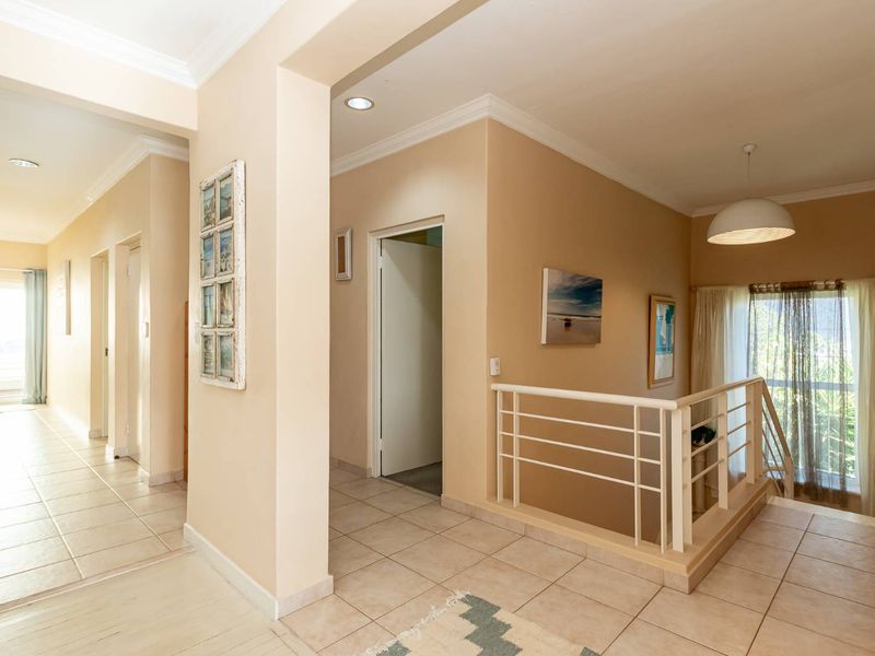 Spacious Coastal Villa – Ideal Lock-Up-and-Go or Permanent Residence - Photo 5