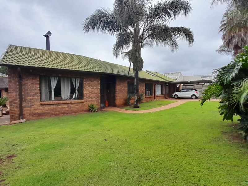 Spacious family home in Glen Marais - Photo 3