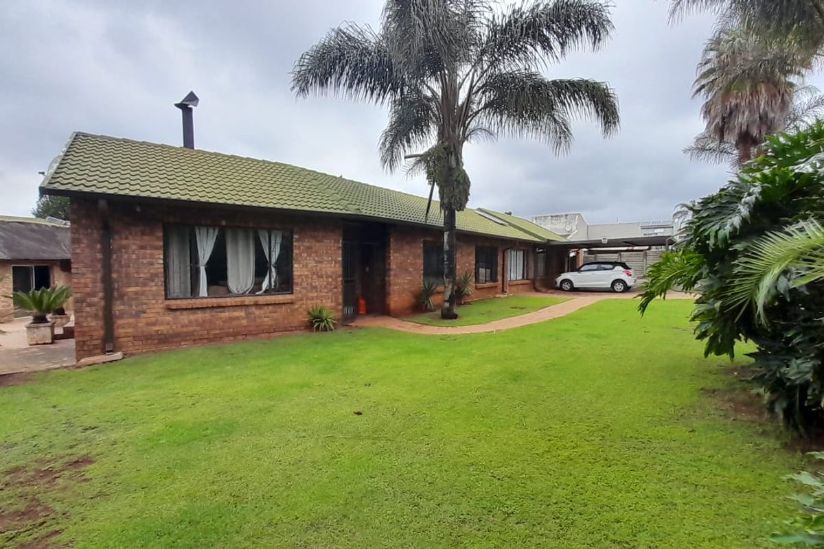 Spacious family home in Glen Marais - Photo 3