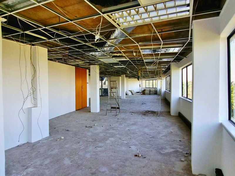 200m2 office to let in La Lucia Ridge office belt. Fitout-ready shell with sea views, generator, 10 basement bays. Occupation: Sept 2025. - Photo 6