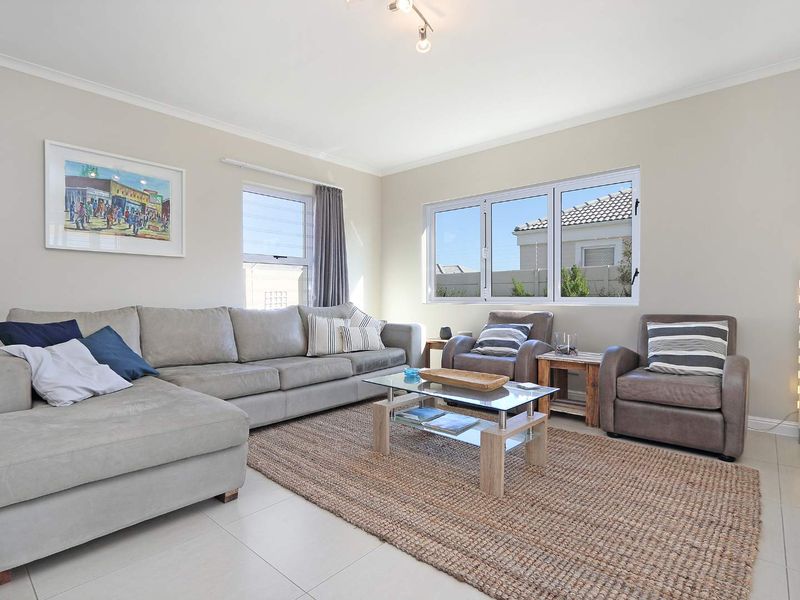 Spacious 3-Bedroom Family Home to Rent in Sunningdale - Photo 2