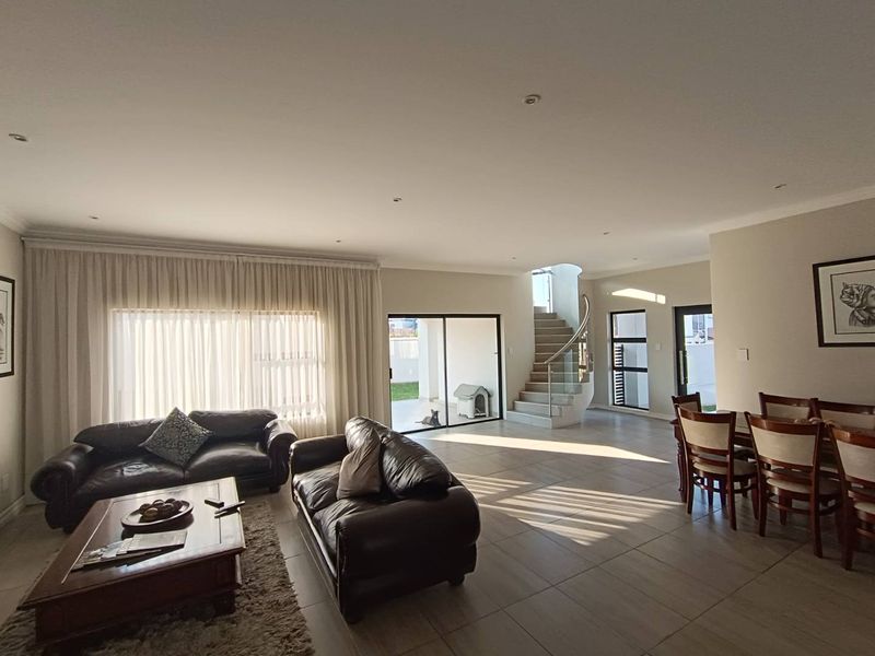 BLUE VALLEY GOLF ESTATE:  FAMILY HOME WITH 4 BEDROOMS ALL WITH EN-SUITE BATHROOMS - Photo 5