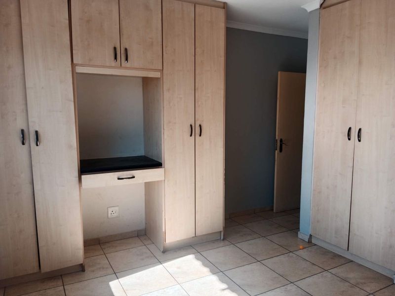 3 Bedroom, 2 Bathroom Apartment To Let - Photo 6