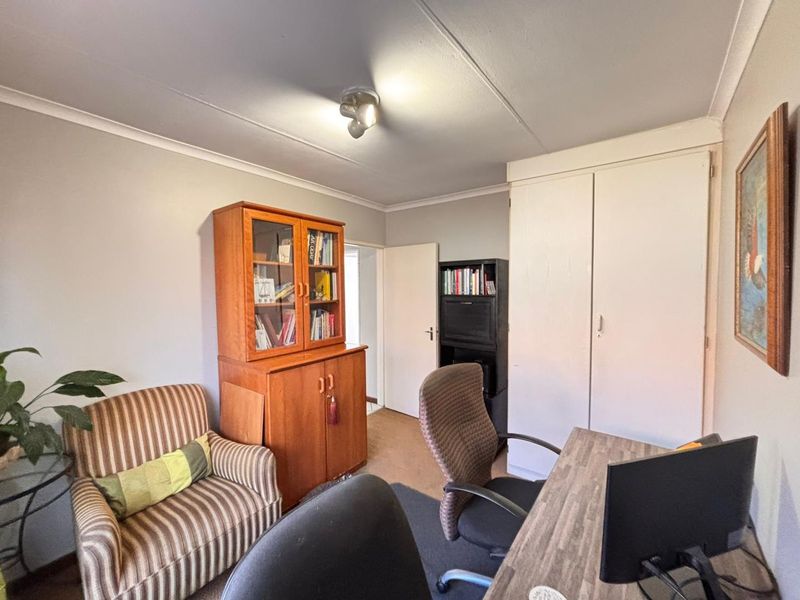 Charming Facebrick Townhouse in Secure Complex - Photo 4