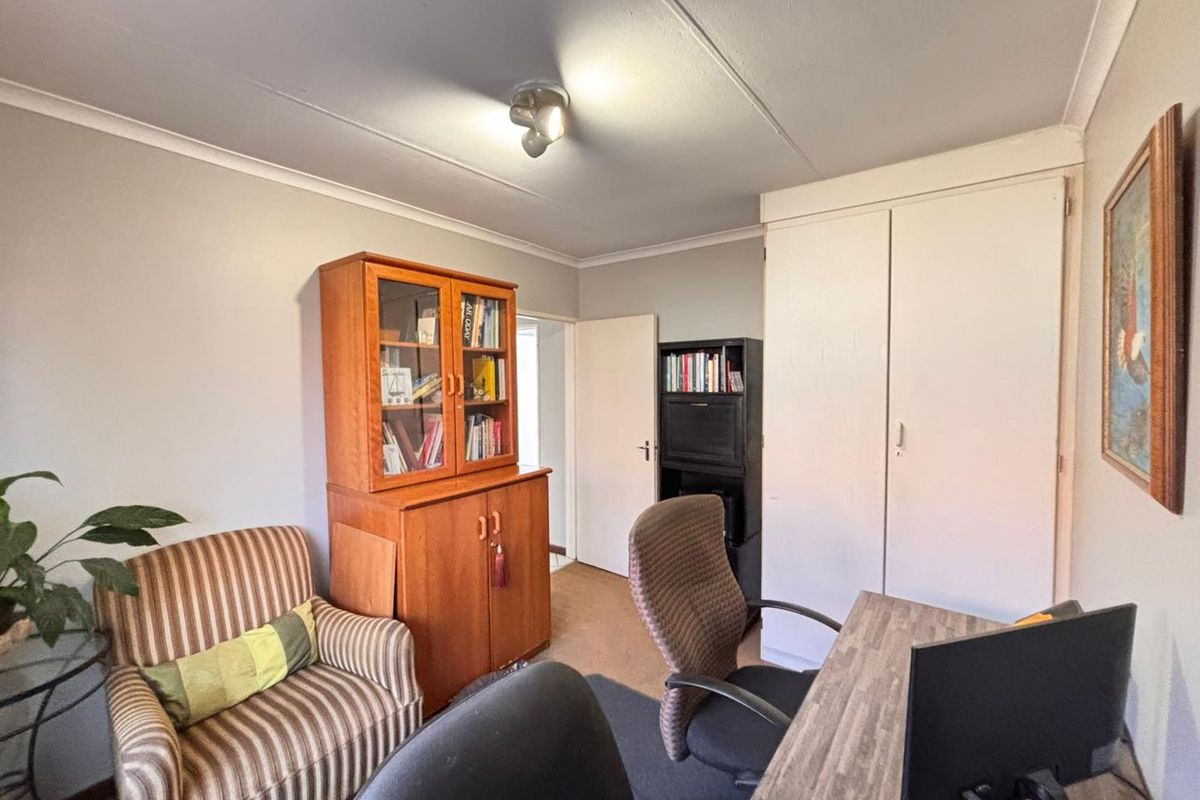 Charming Facebrick Townhouse in Secure Complex - Photo 4