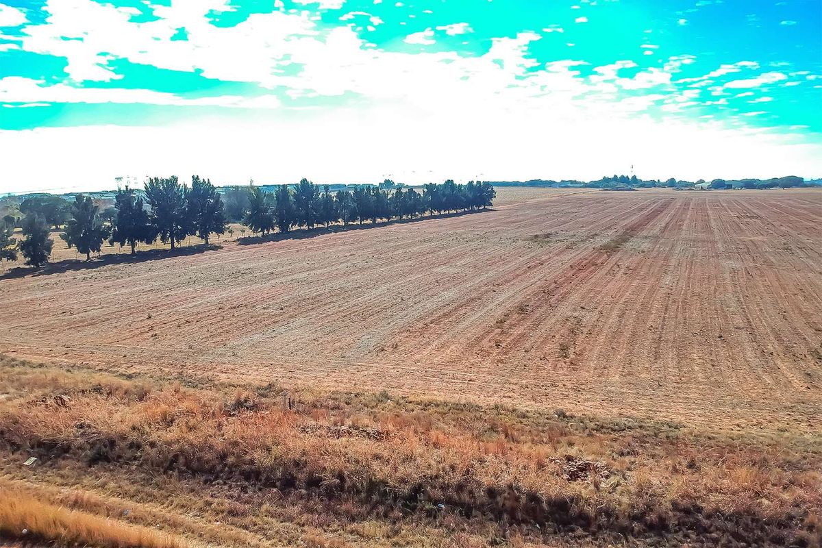 Very Large vacant stand on Garsfontein Road, close to The Hills Estate - Photo 3