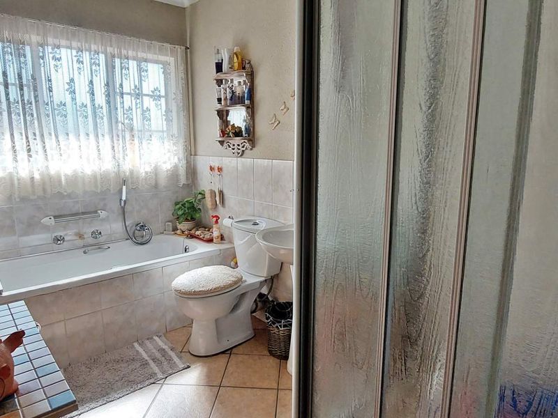 Secure 2 Bedroom Sanctuary - Photo 7