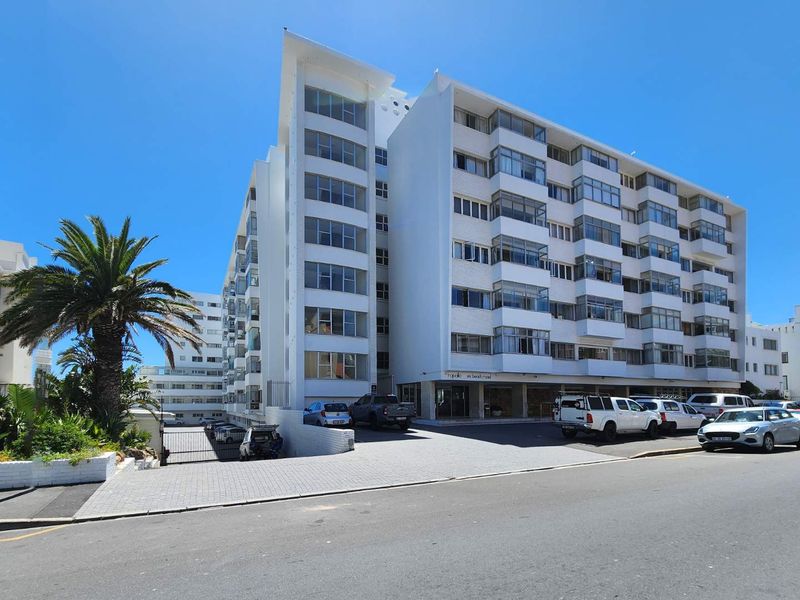 Spacious 1-Bed in Iconic Rapallo - Photo 1