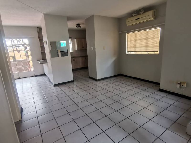 Huge double story town house in Hochland Park - Photo 6