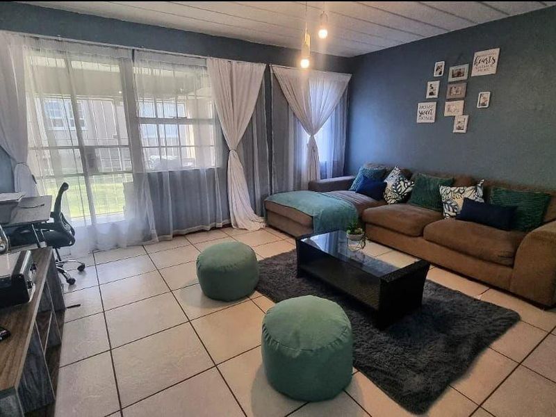 Ground floor apartment with enclosed patio and set in a secure complex - Photo 2