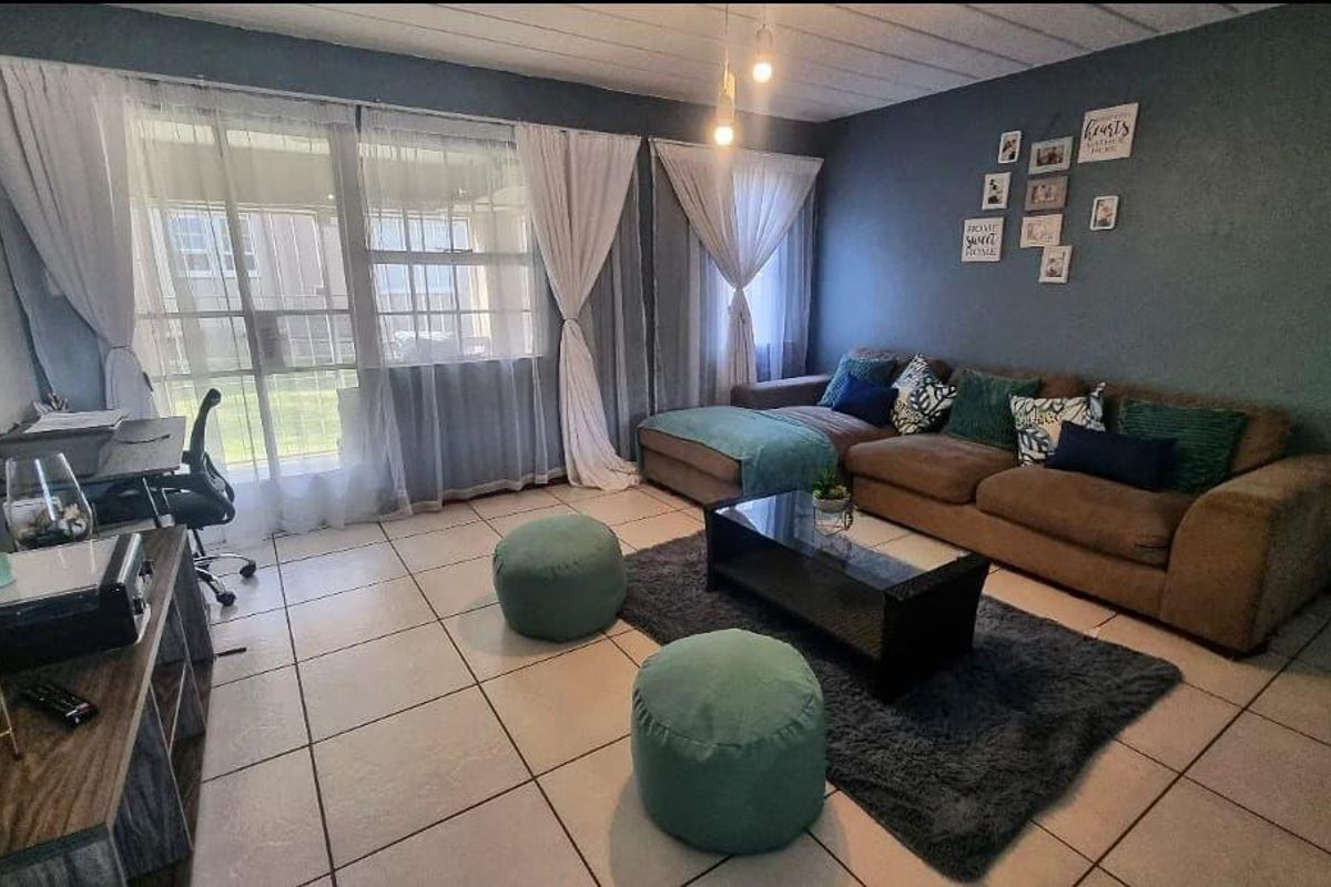 Ground floor apartment with enclosed patio and set in a secure complex - Photo 2