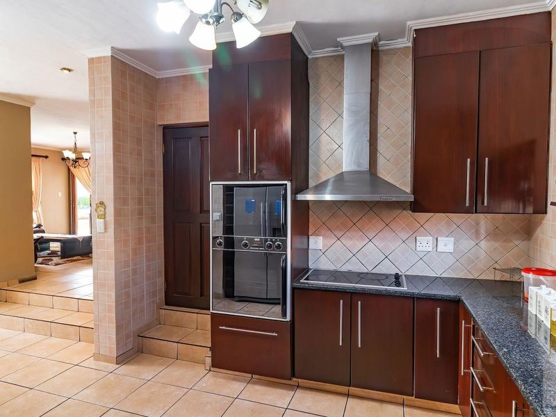 Stunning House In Rooihuiskraal Ext 22 - Photo 6