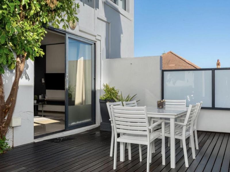 Luxury Two-Bedroom Retreat with Expansive Outdoor Deck in Sea Point - Photo 10