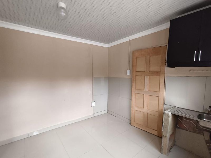 1 bedroom garden cottage in Maraisburg - Photo 4