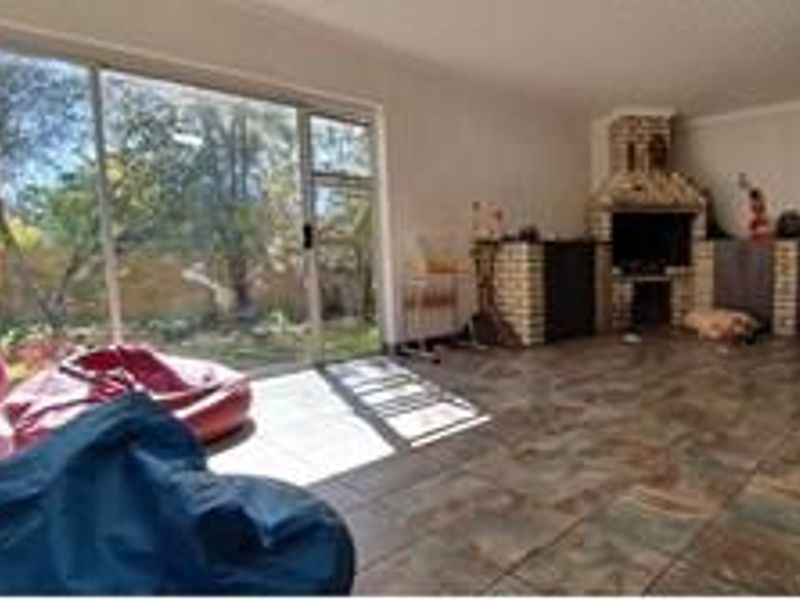 Charming and Well-Maintained 5 Bedroom Family Home with a Tranquil Garden - Photo 9