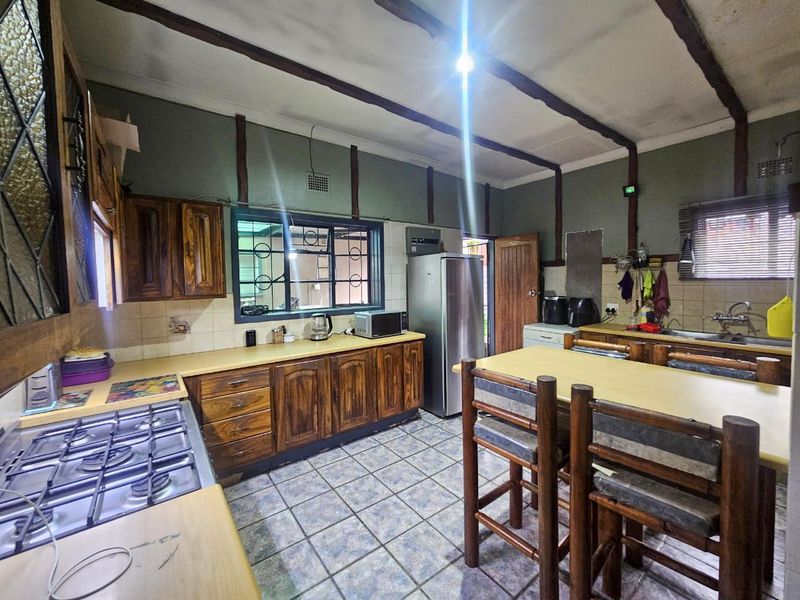 Spacious Family Haven with Flatlet, Skyline Views & No Loadshedding - Photo 8