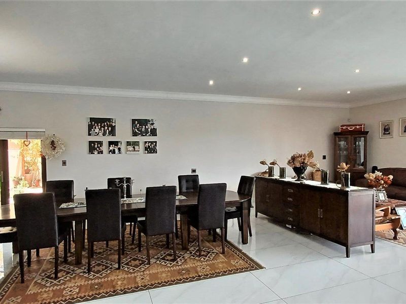 AUASBLICK - STUNNING AND SPACIOUS FAMILY HOME WITH MAGNIFICIENT VIEWS N$9million - Photo 9