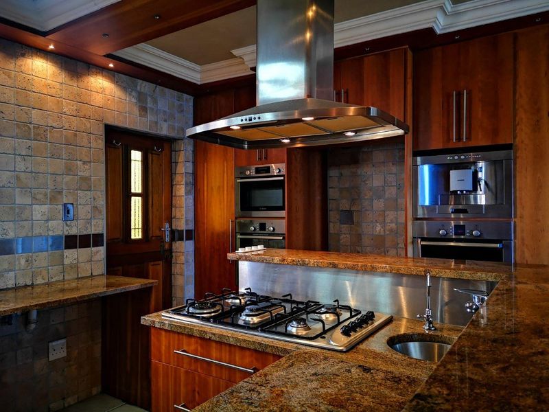 Large family home on corner plot - Photo 5