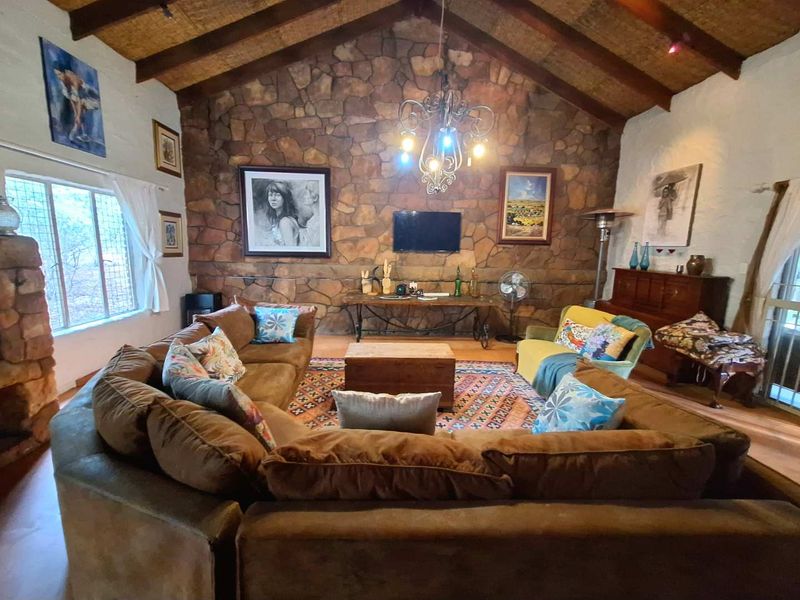 Dual-Living: Spacious 5-Bedroom House with Pool and Privacy - Photo 4