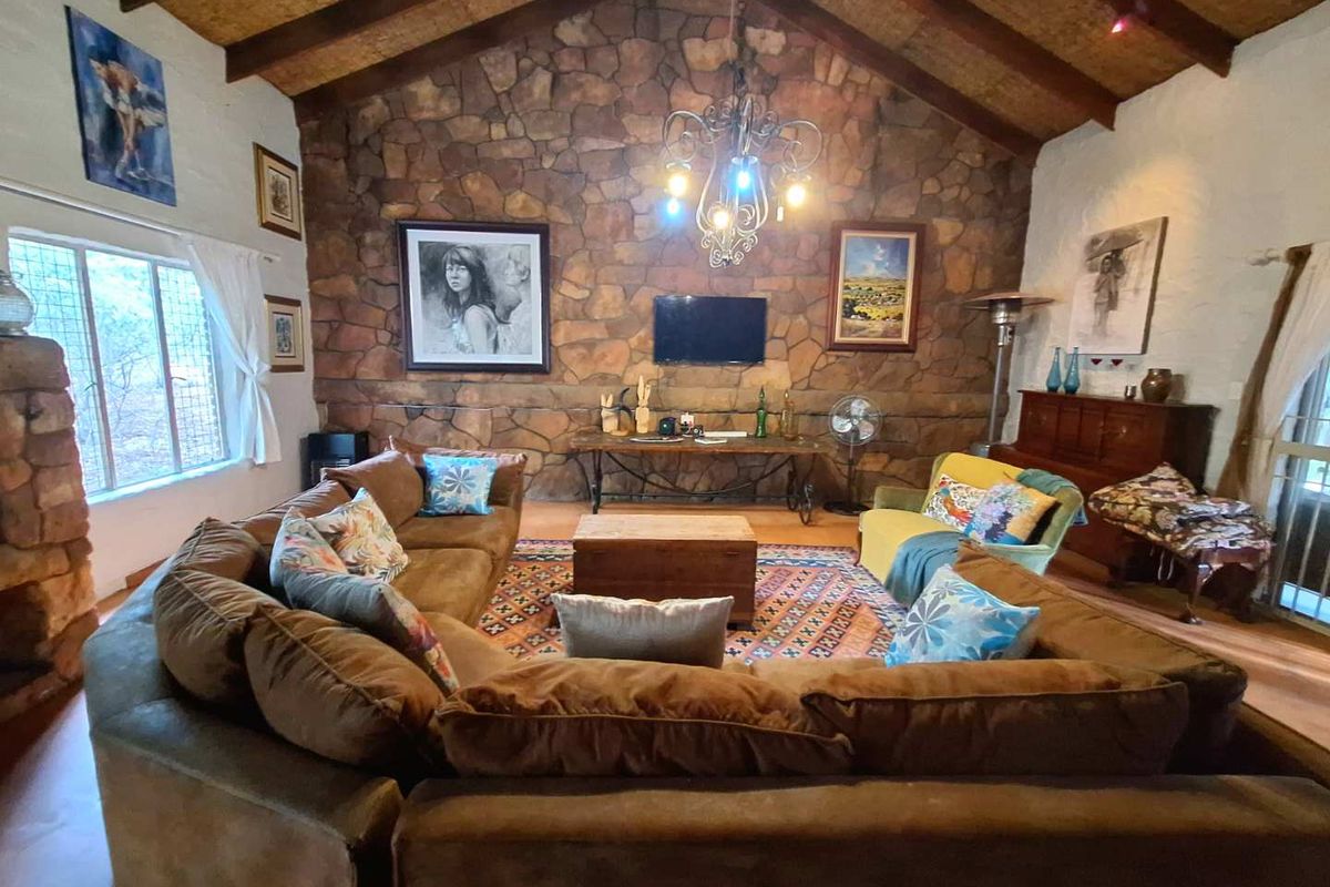 Dual-Living: Spacious 5-Bedroom House with Pool and Privacy - Photo 4