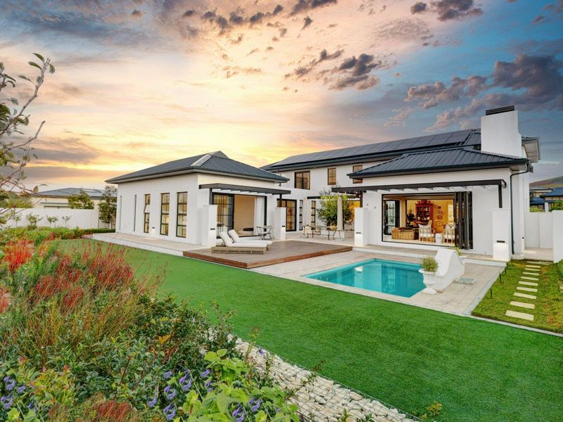 An extraordinary home crafted for individuals with refined taste and a unique sense of style! - Photo 2