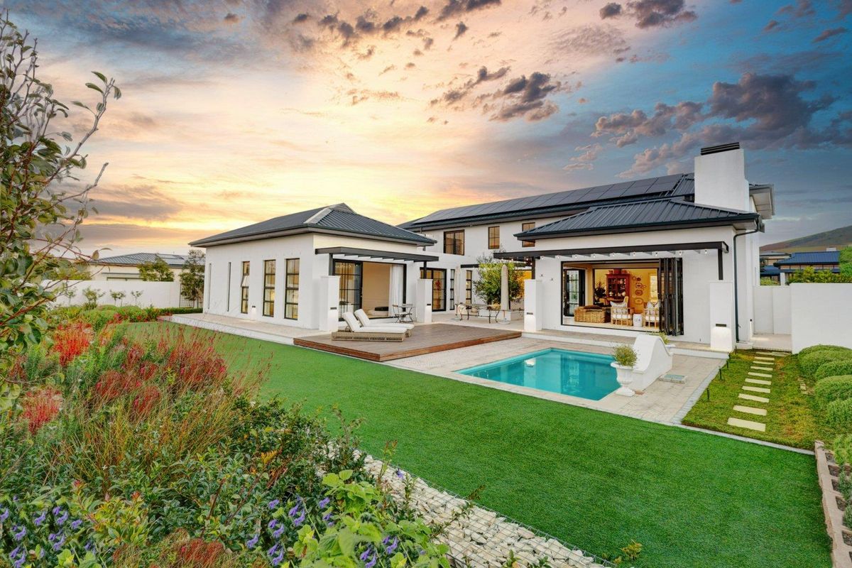 An extraordinary home crafted for individuals with refined taste and a unique sense of style! - Photo 2