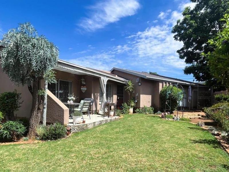 A Modern Sanctuary with Generous Space in Quiet Elandspark - Photo 4