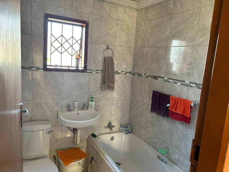 3 bedrooms house for sale in Soshanguve HH - Photo 6