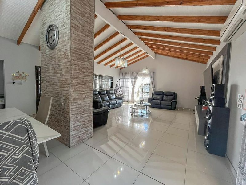 Magnificent home in Upper Glen Hills! - Photo 4