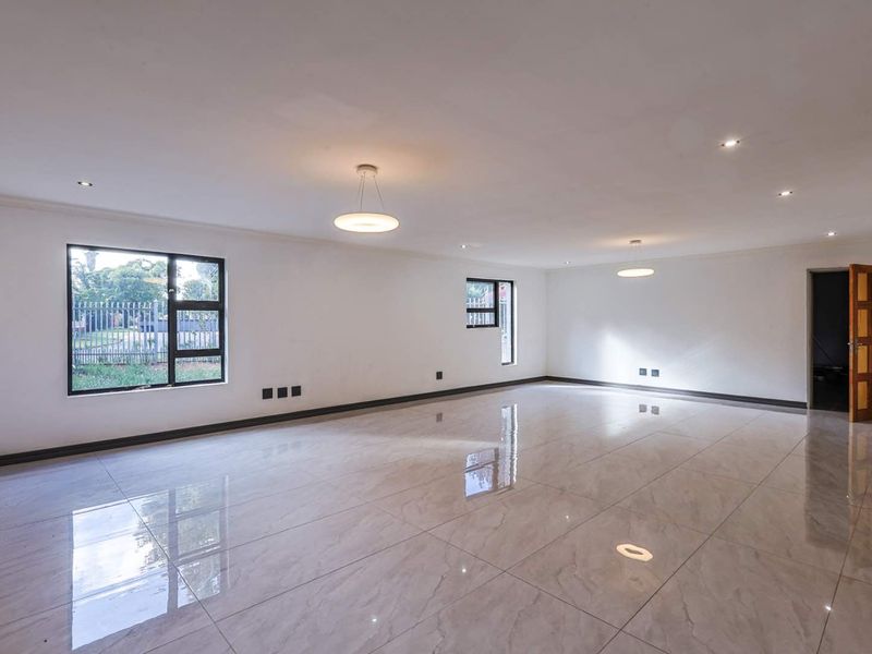 Newly Renovated 6-Bedroom Single-Storey Home with Flatlet – Turnkey Perfection - Photo 7