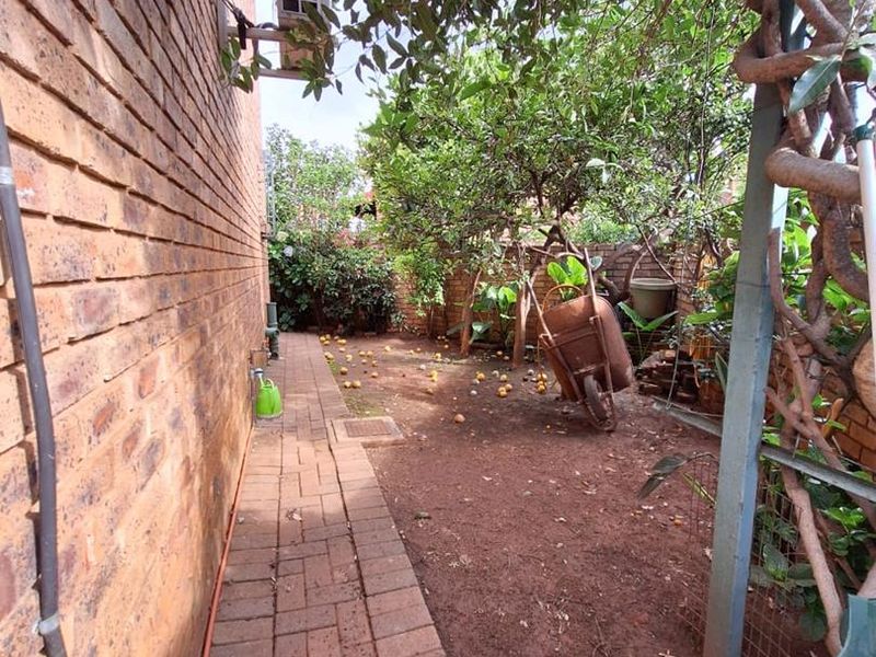 Cosy 3-bedroom house in secure estate in Faerie Glen - Photo 4