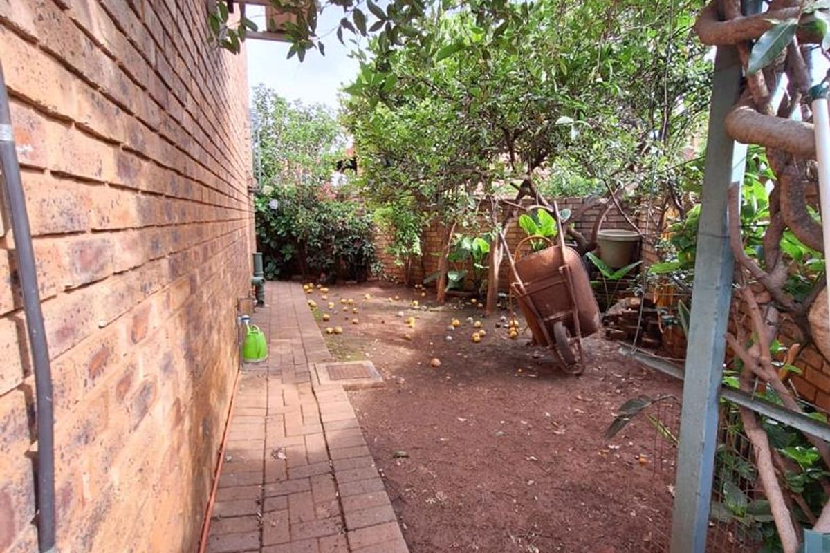 Cosy 3-bedroom house in secure estate in Faerie Glen - Photo 4