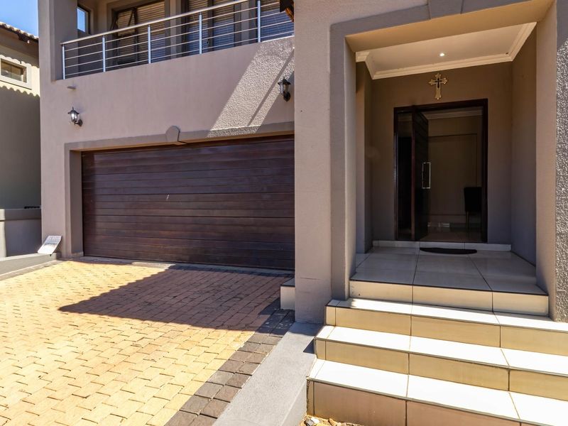 Spacious Family Home with Exceptional Entertainment Areas in Meyersdal - Photo 5