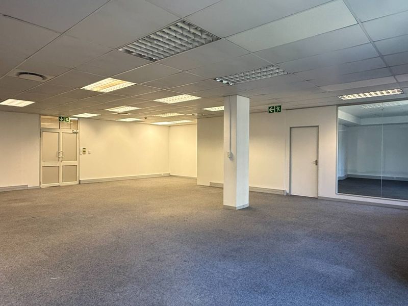 204m2 Premium canal-facing office with balcony in a prestigious business location - Photo 8