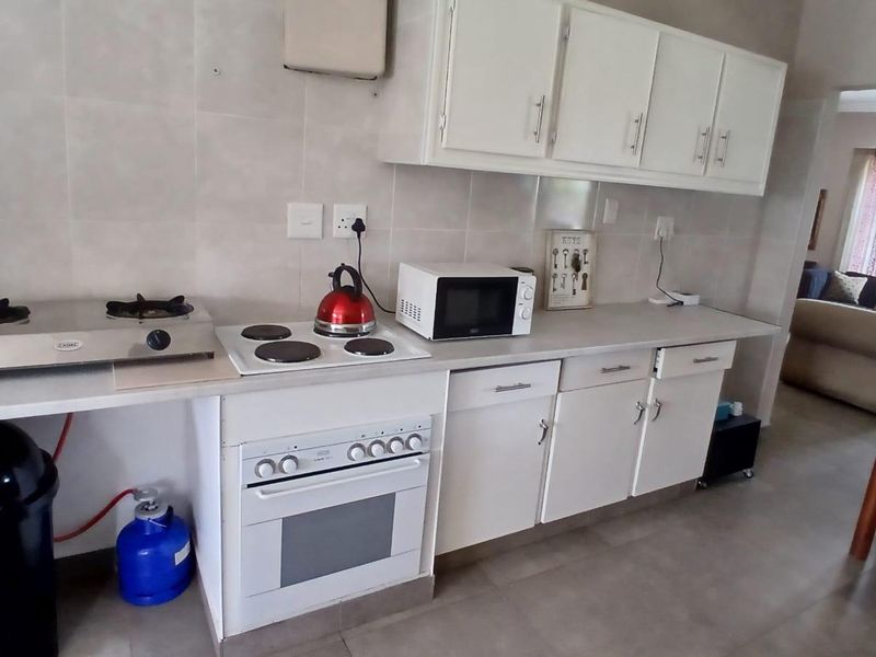 Beautiful 3-bedroom property with 2 flatlets with lots of possibilities - Photo 2